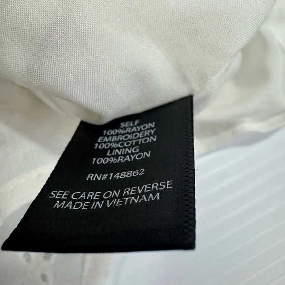 Torrid NWT 1 Sleeveless Blouse White Eyelet Lace Tiered Ruffle Keyhole Back Sz 2 - Picture 8 of 10